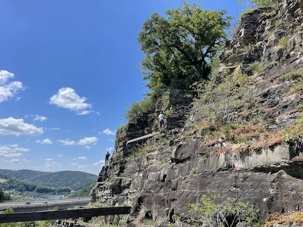 Ondernemer op een via ferrata in de bergen tijdens een Warrior Week